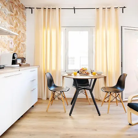 Apartament Bright Renovated 2br- Balcony- 10' Walk - Barcelona 25' Train *