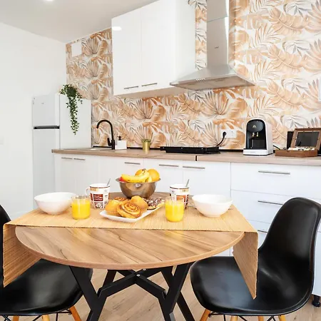 Bright Renovated 2br- Balcony- 10' Walk - Barcelona 25' Train *
