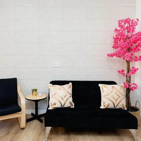 Bright Renovated 2br- Balcony- 10' Walk - Barcelona 25' Train Apartament *