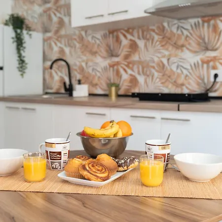 Bright Renovated 2br- Balcony- 10' Walk - Barcelona 25' Train Sant Adrià del Besòs