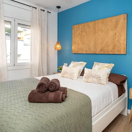 Bright Renovated 2br- Balcony- 10' Walk - Barcelona 25' Train Apartament
