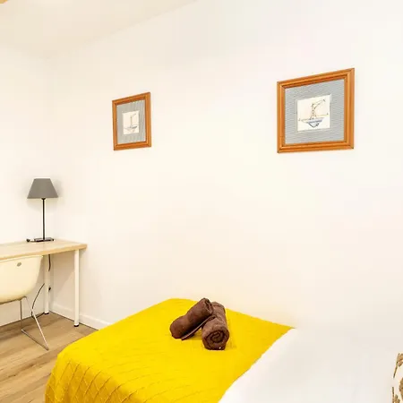 Bright Renovated 2br- Balcony- 10' Walk - Barcelona 25' Train Apartament *