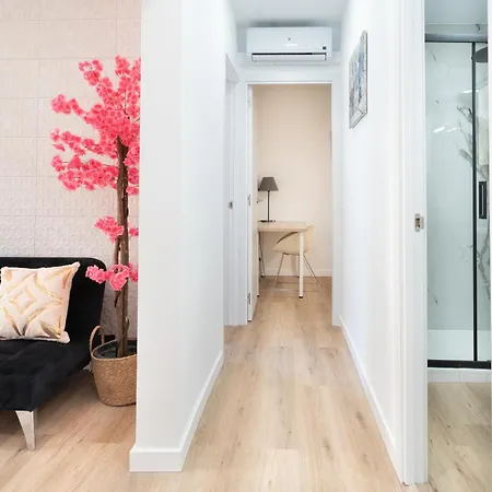 Bright Renovated 2br- Balcony- 10' Walk - Barcelona 25' Train Sant Adrià del Besòs
