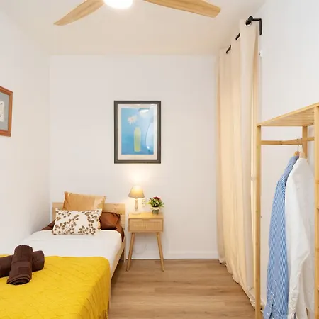 Bright Renovated 2br- Balcony- 10' Walk - Barcelona 25' Train Apartament *