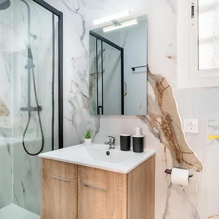 Apartament Bright Renovated 2br- Balcony- 10' Walk - Barcelona 25' Train *