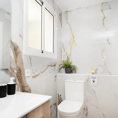 Bright Renovated 2br- Balcony- 10' Walk - Barcelona 25' Train *