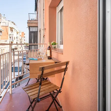 Bright Renovated 2br- Balcony- 10' Walk - Barcelona 25' Train Sant Adria de Besos
